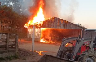Incêndio destrói estufa de secagem de milho e atinge galpão em Lauro Müller