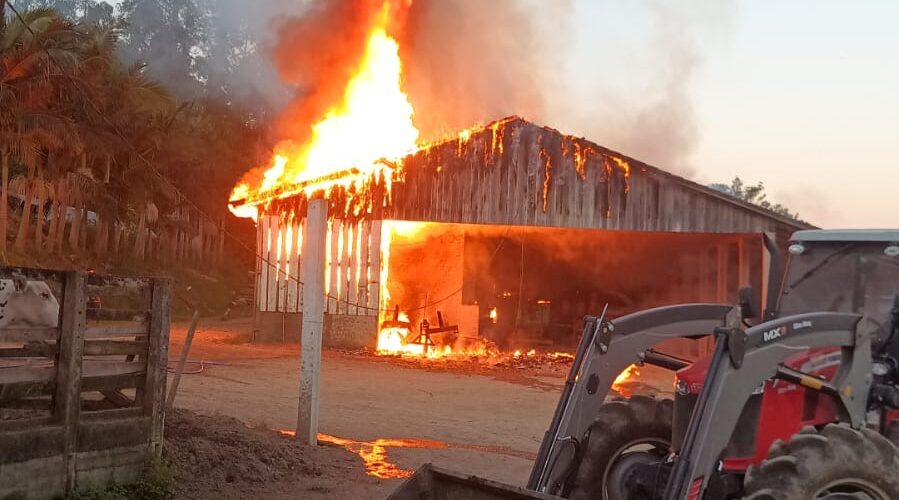 Incêndio destrói estufa de secagem de milho e atinge galpão em Lauro Müller