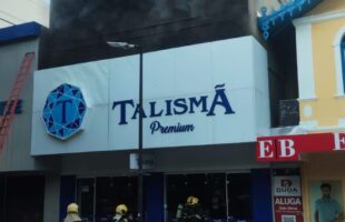 Bombeiros combatem incêndio na Praça Nereu Ramos, em Criciúma