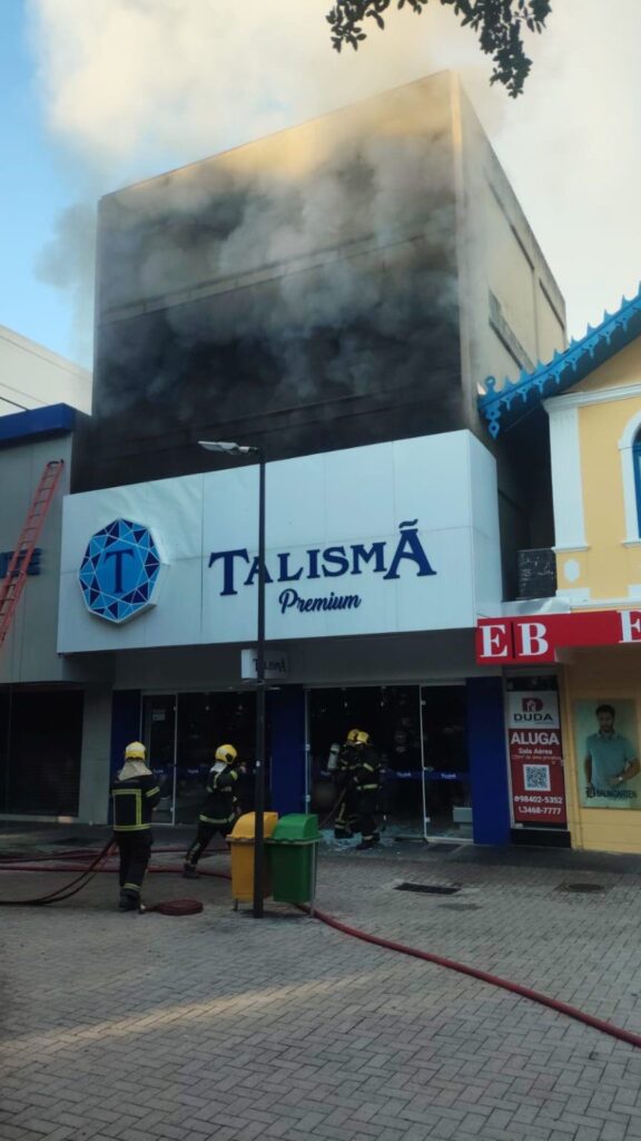 Bombeiros combatem incêndio na Praça Nereu Ramos, em Criciúma