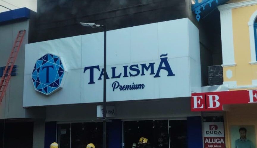 Bombeiros combatem incêndio na Praça Nereu Ramos, em Criciúma