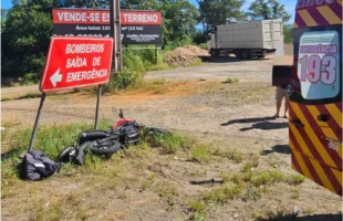 Motociclista fica ferido após sair da pista e bater em placa na SC-108, em Orleans