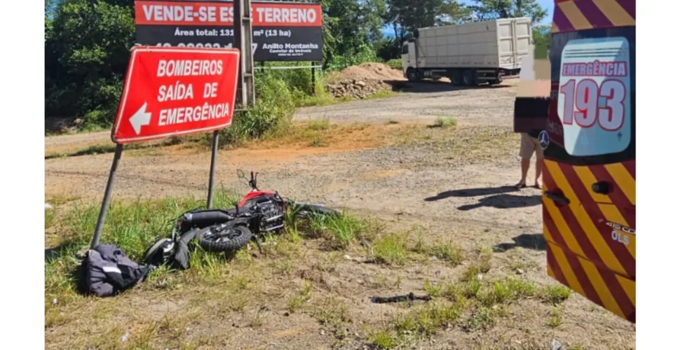 Motociclista fica ferido após sair da pista e bater em placa na SC-108, em Orleans