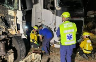 Jovem morre prensado por caminhão durante troca de pneus em Tubarão
