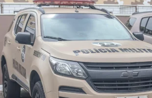 Homem é preso após ameaçar família com motosserra e facão em Araranguá