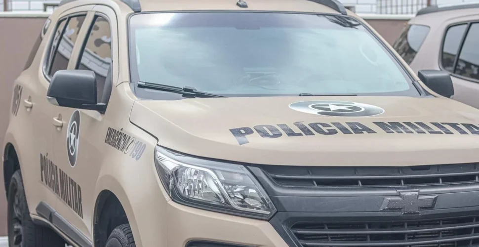 Homem é preso após ameaçar família com motosserra e facão em Araranguá