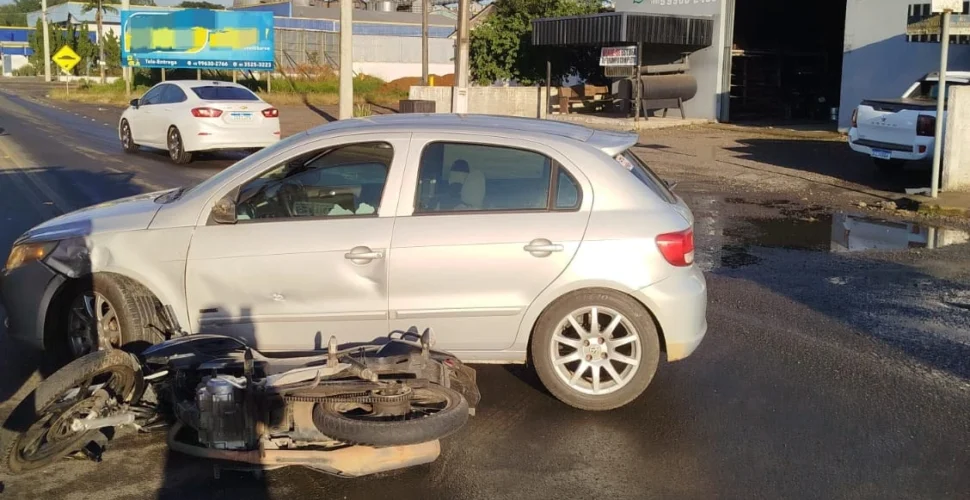 Motociclista fica ferida após colisão com carro em Turvo
