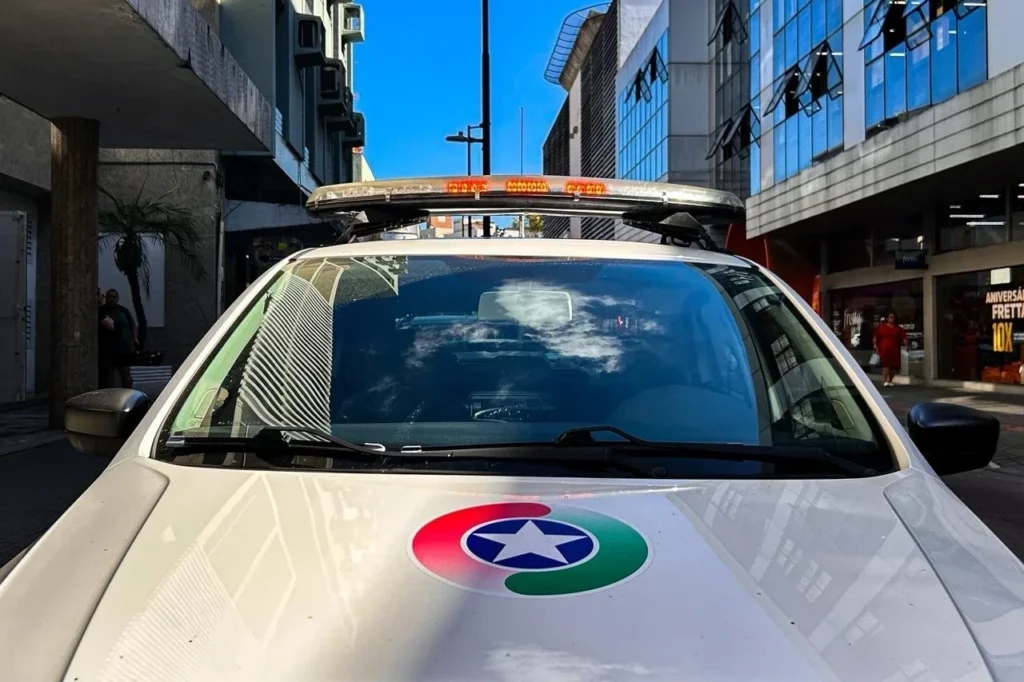 Motorista sem CNH foge da PM, recusa bafômetro e tem carro removido em Criciúma