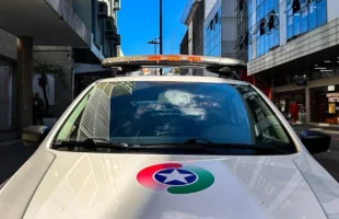 Motorista sem CNH foge da PM, recusa bafômetro e tem carro removido em Criciúma