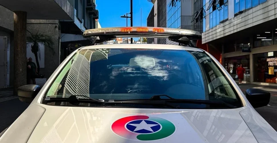 Motorista sem CNH foge da PM, recusa bafômetro e tem carro removido em Criciúma