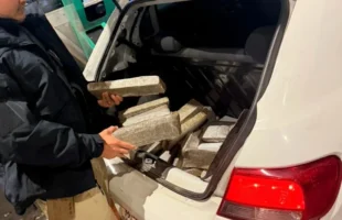Jovens são presos com 50 quilos de maconha na BR-101 em Porto Belo