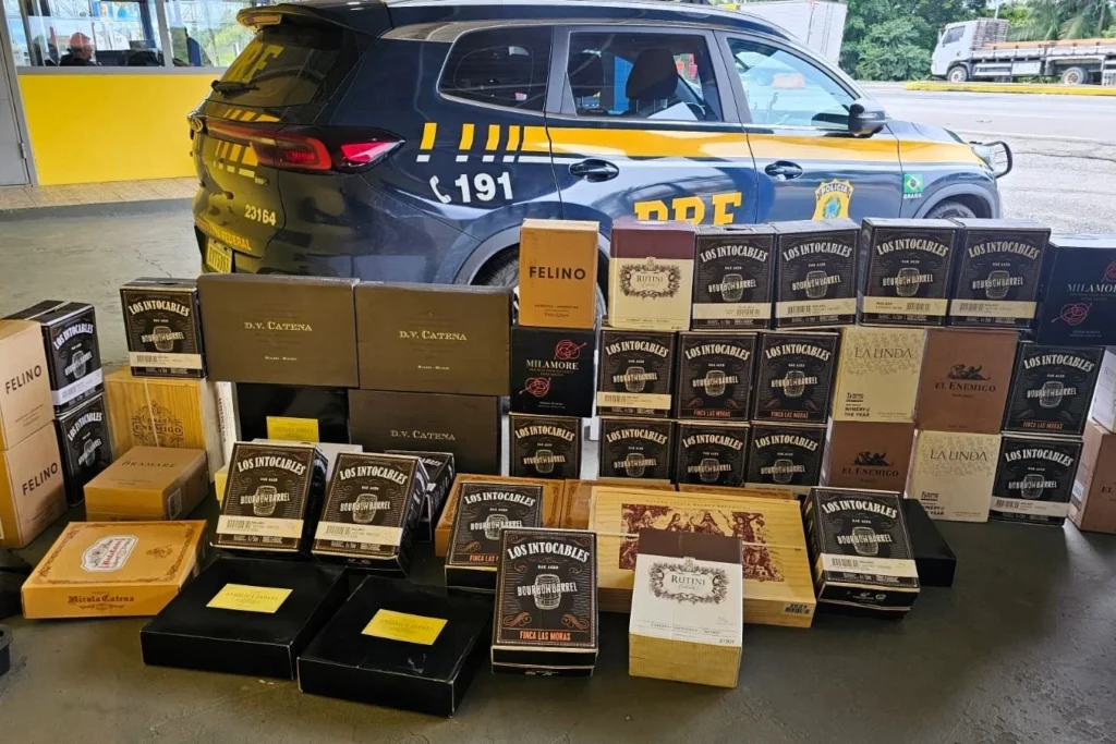 PRF apreende quase 300 garrafas de vinho trazidas irregularmente da Argentina na BR-101