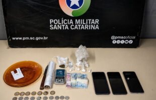 Polícia prende homem por tráfico de drogas após denúncias em Orleans