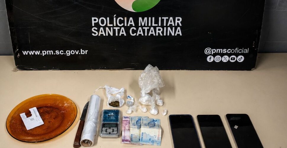 Polícia prende homem por tráfico de drogas após denúncias em Orleans