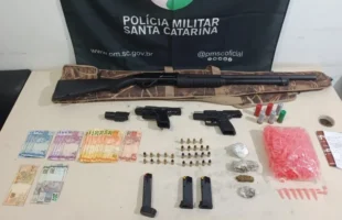 Homem é preso com armas, drogas e munições dentro de carro em Araranguá