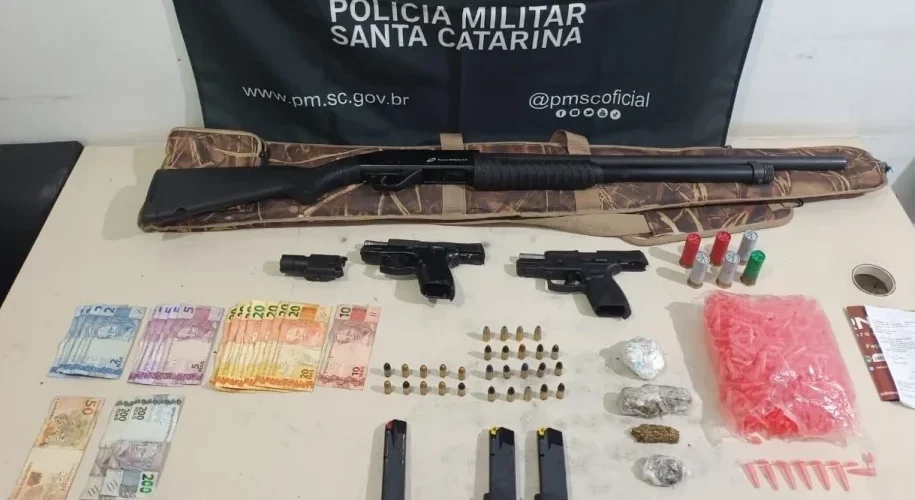 Homem é preso com armas, drogas e munições dentro de carro em Araranguá