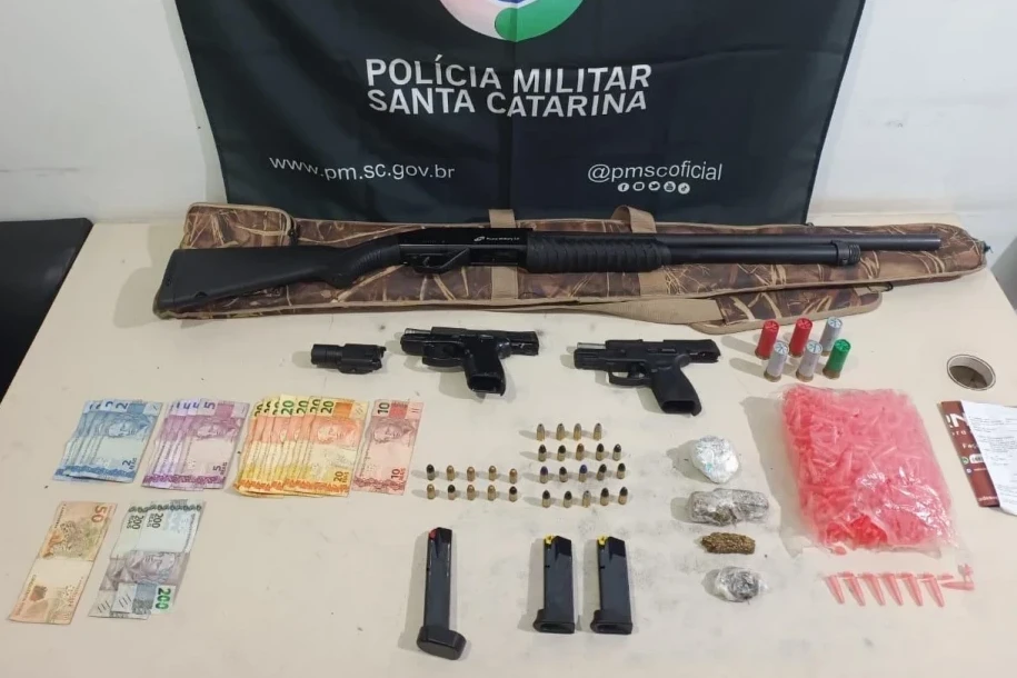 Homem é preso com armas, drogas e munições dentro de carro em Araranguá