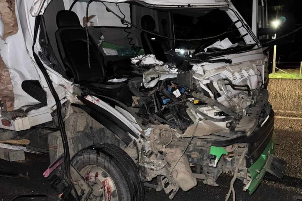 Jovem fica preso às ferragens após colisão entre caminhões na BR-101 em Jaguaruna