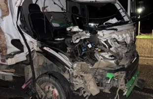 Jovem fica preso às ferragens após colisão entre caminhões na BR-101 em Jaguaruna