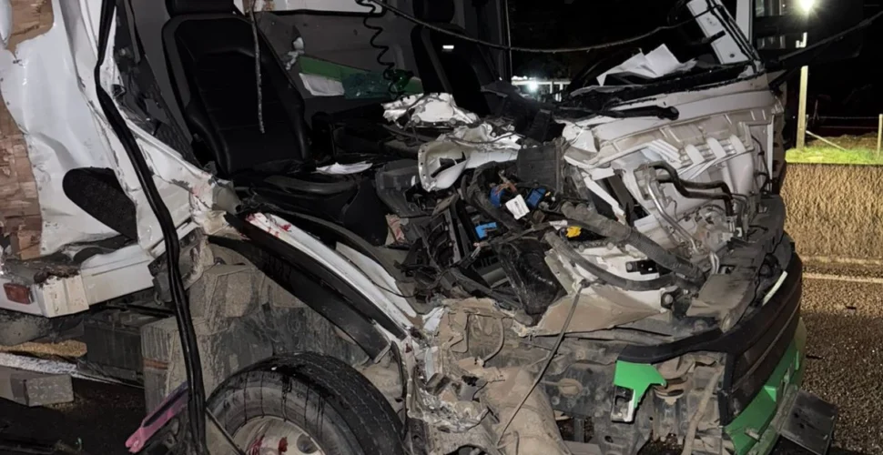 Jovem fica preso às ferragens após colisão entre caminhões na BR-101 em Jaguaruna