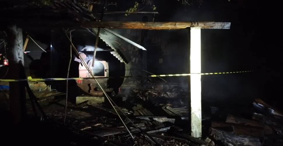 Incêndio atinge aviário durante a madrugada em Timbé do Sul