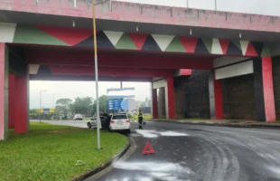 Óleo na pista provoca colisão e queda de motociclista em Criciúma