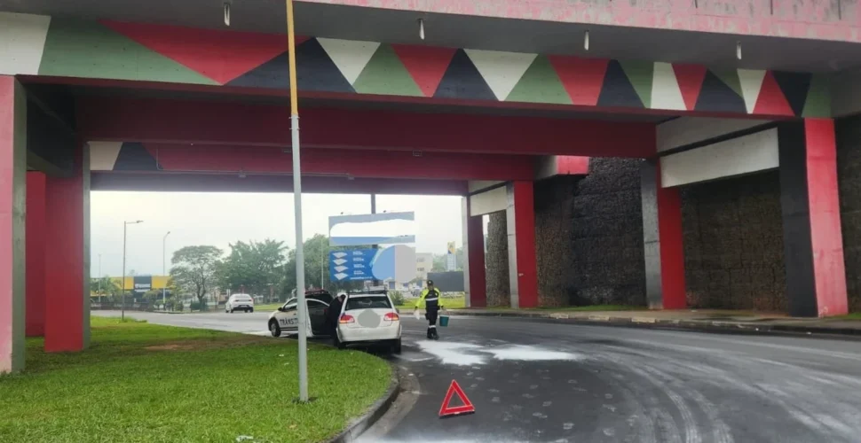 Óleo na pista provoca colisão e queda de motociclista em Criciúma