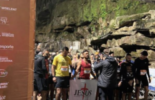 Atletas partem do paredão do Zé Diabo rumo ao topo da serra do Rio do Rastro