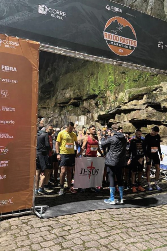 Atletas partem do paredão do Zé Diabo rumo ao topo da serra do Rio do Rastro