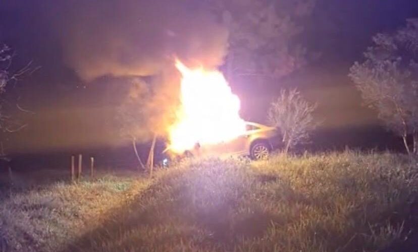 Policiais salvam homem inconsciente de carro em chamas em ribanceira