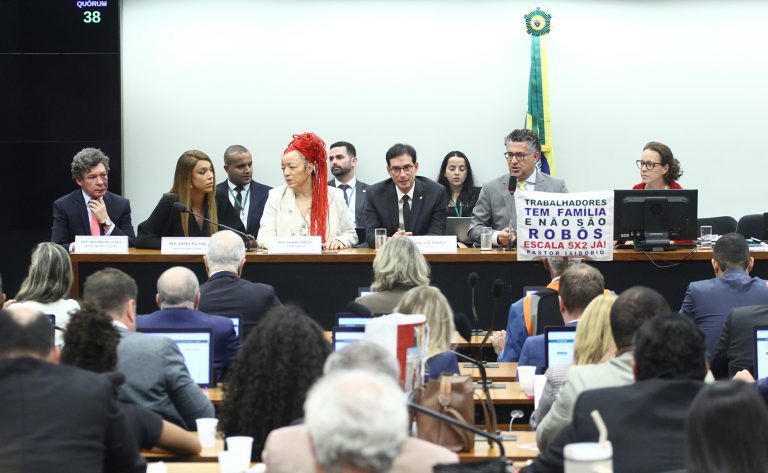 Mudança histórica: Câmara vota fim da escala 6×1 com jornada de 40 horas