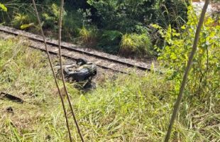 Motorista fica ferido após carro capotar em ribanceira em Urussanga