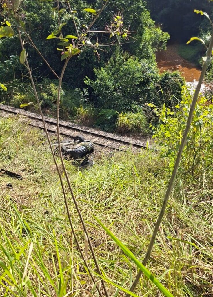 Motorista fica ferido após carro capotar em ribanceira em Urussanga