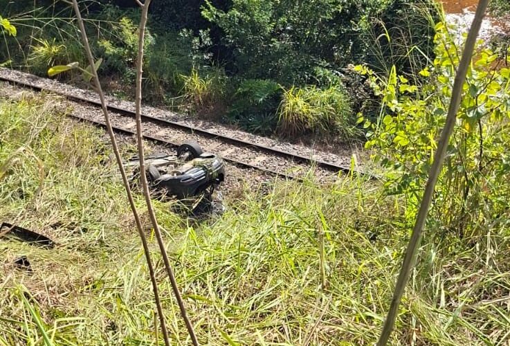 Motorista fica ferido após carro capotar em ribanceira em Urussanga