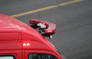 Jovem fica ferido após carro atingir proteção lateral da BR-101 em Sombrio