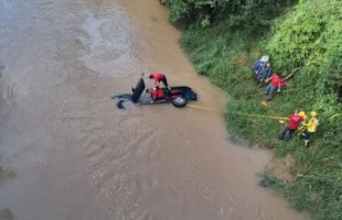 Mulher morre afogada após carro cair em rio