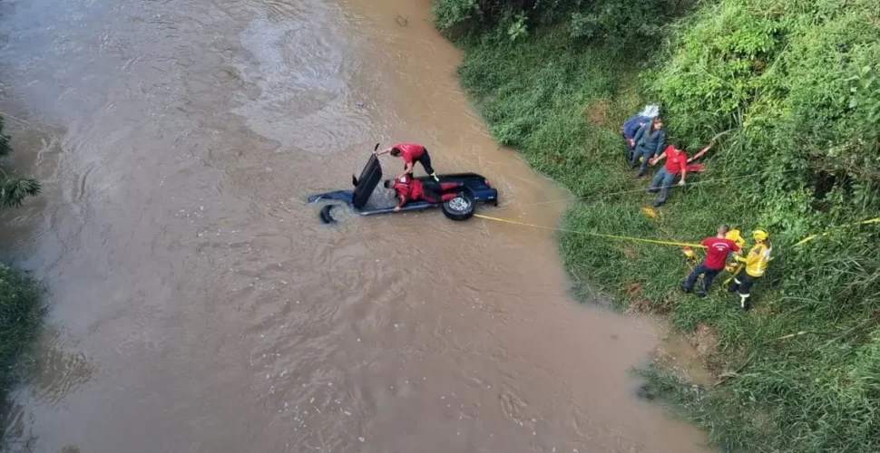 Mulher morre afogada após carro cair em rio