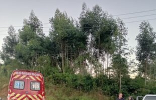 Colisão entre moto e caminhonete deixa jovem ferido em Urussanga