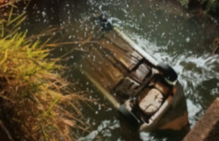 Motorista é reanimado, mas passageiro morre afogado após carro cair de ponte em Criciúma