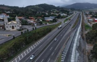 Atenção, motoristas: BR-101 terá acesso bloqueado em Pescaria Brava nesta terça