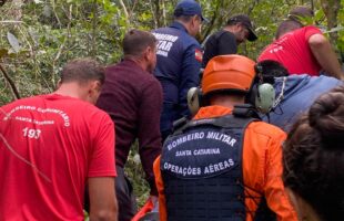 Homem é resgatado de helicóptero após sofrer torção em trilha no Cânion Malacara
