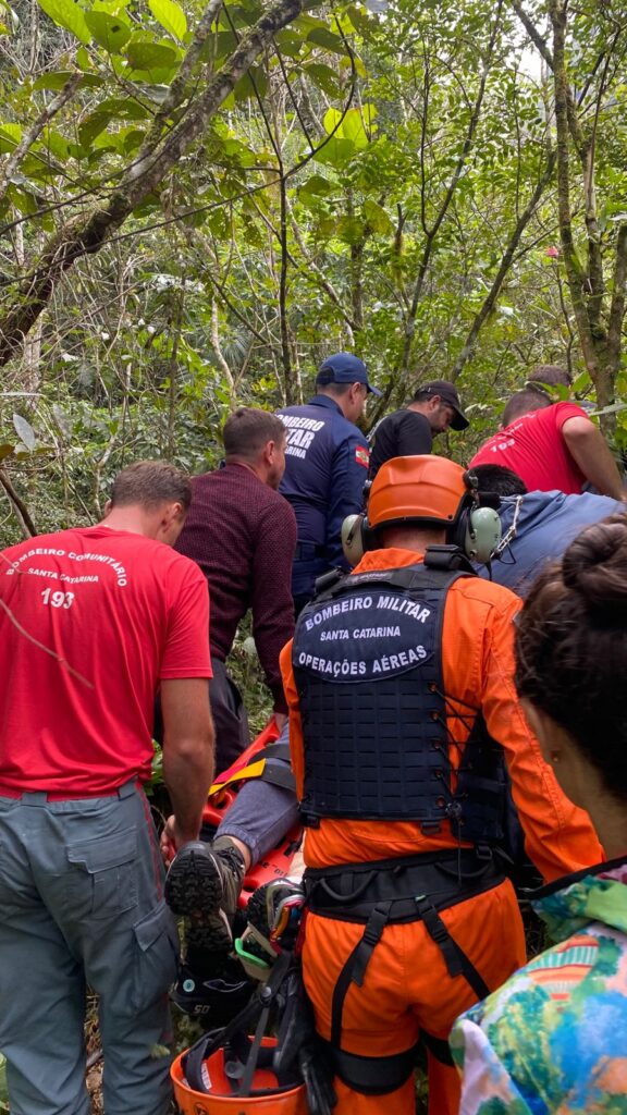 Homem é resgatado de helicóptero após sofrer torção em trilha no Cânion Malacara