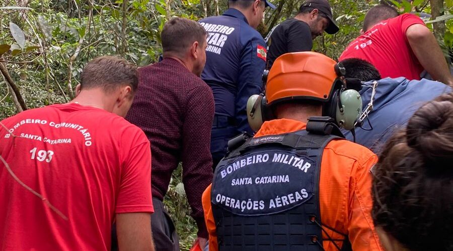 Homem é resgatado de helicóptero após sofrer torção em trilha no Cânion Malacara
