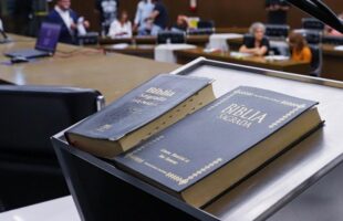 Poder judiciário proíbe ‘momento bíblico’ obrigatório em câmara de vereadores de SC