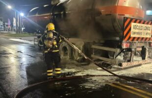 Incêndio atinge carreta-tanque da Baly Energy Drink em Tubarão