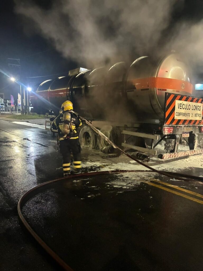 Incêndio atinge carreta-tanque da Baly Energy Drink em Tubarão