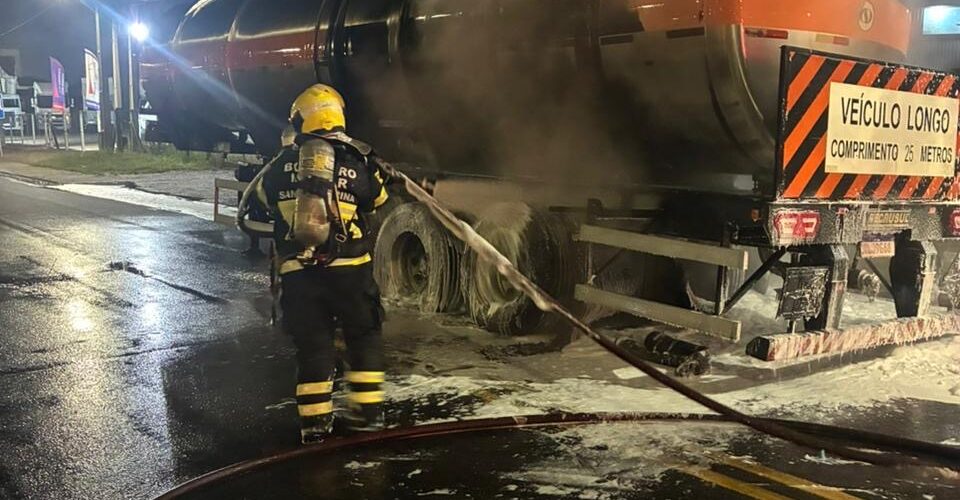 Incêndio atinge carreta-tanque da Baly Energy Drink em Tubarão
