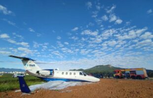 Aeronave sai da pista e tem asa rompida após pouso em aeroclube de São José