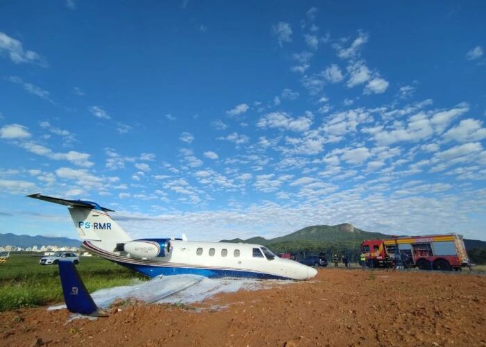Aeronave sai da pista e tem asa rompida após pouso em aeroclube de São José