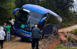 Ônibus de turismo fica preso em estrada e bloqueia trânsito em São Martinho